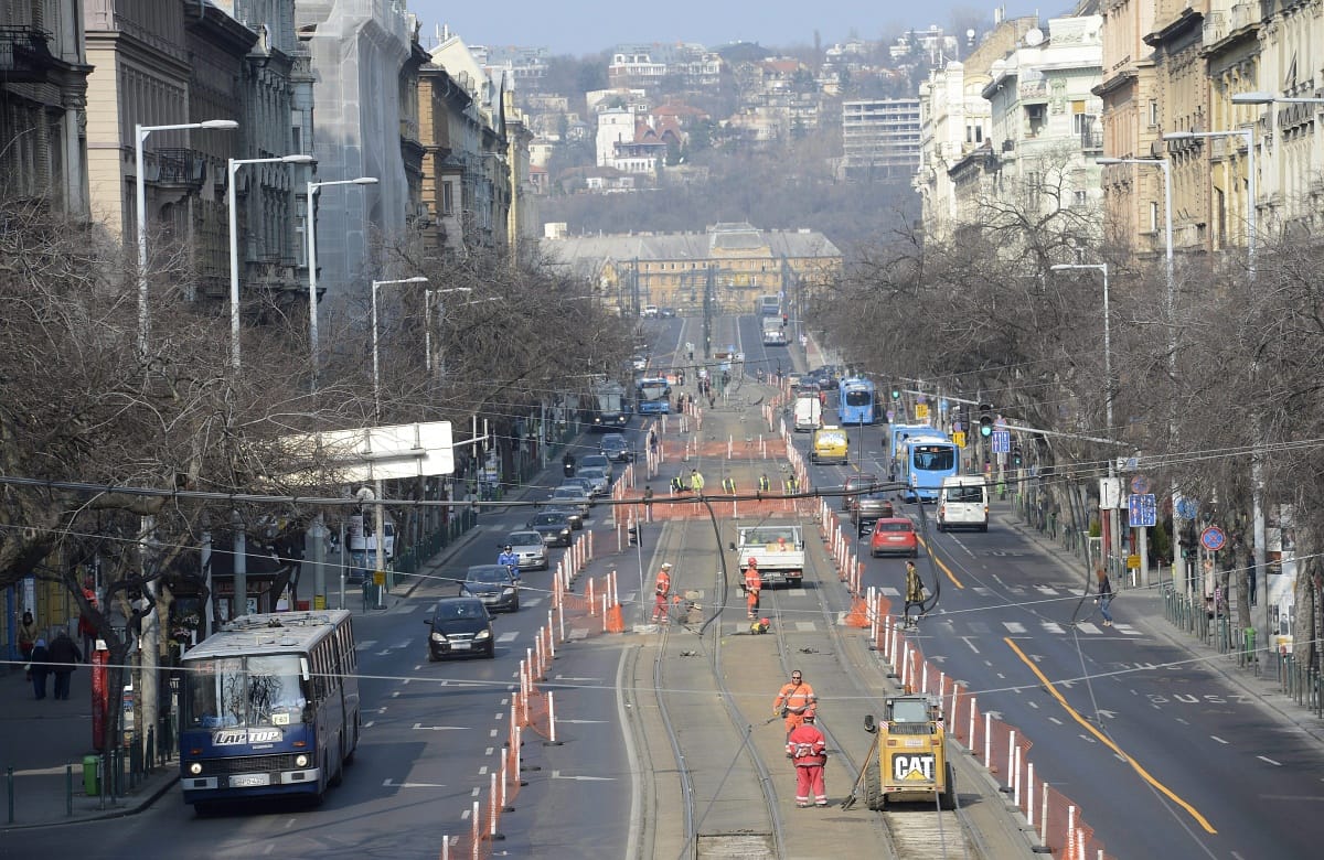 Újabb változások hétfőtől a Nagykörúton – most a Nyugatit kezdik felújítani