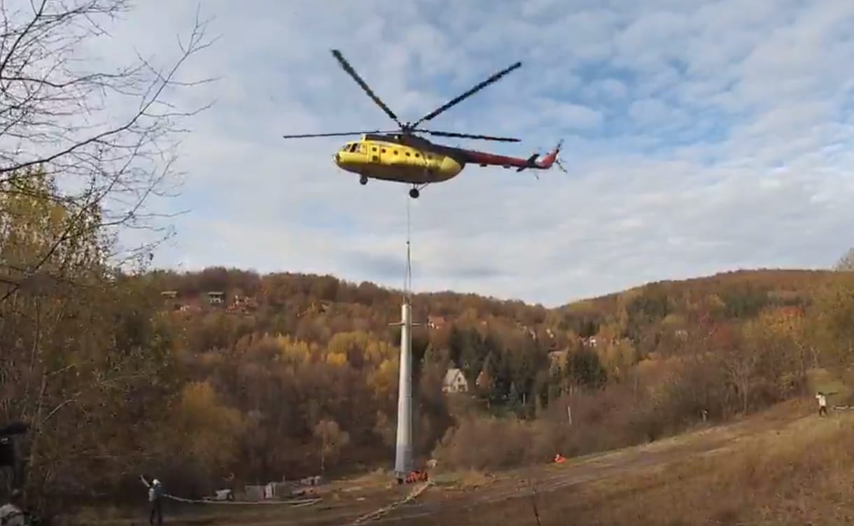 Helikopter is segített a mátraszentistváni felvonóépítésben – videó