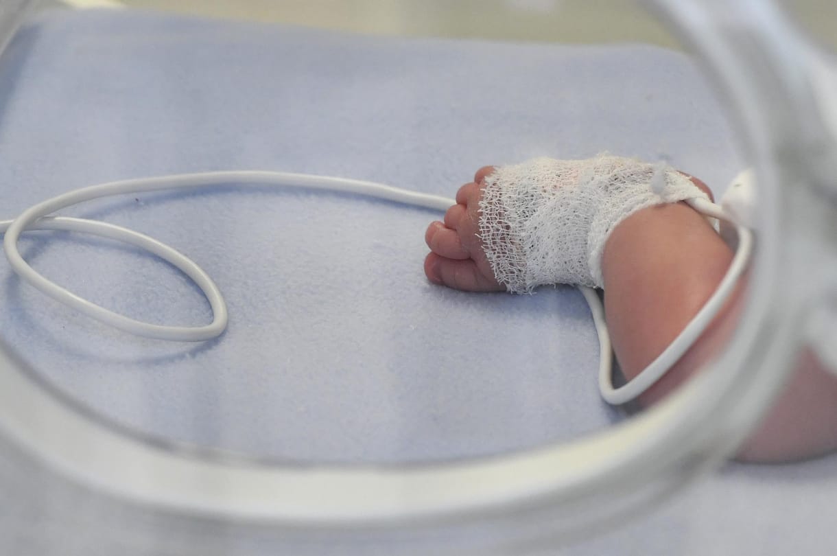 Egy csecsemőt találtak a hatvani kórház babamentő inkubátorában