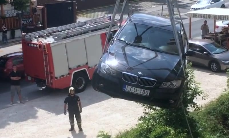 Videó: Repülő BMW Budán – csak eperért ugrott volna be a sofőr