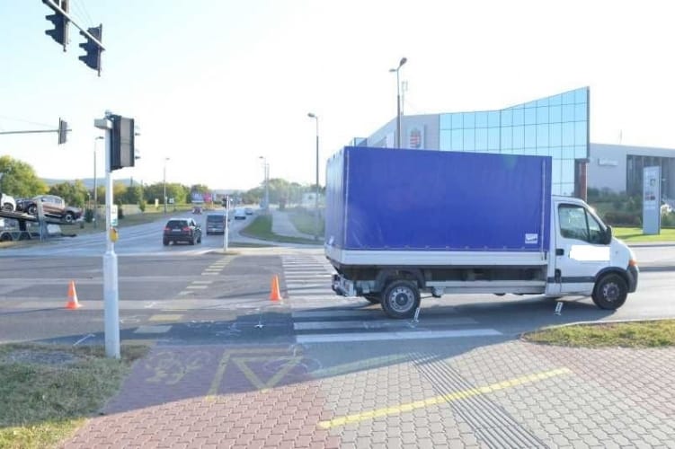 A mobilját nézegette a kislány, amikor elütötték a zebrán Tatabányán