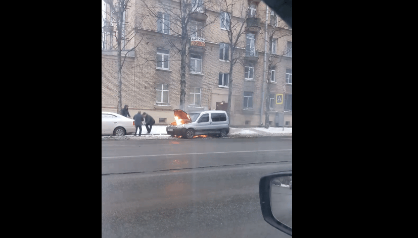 Oroszországban, mivel mással oltanának egy kocsit, mint hógolyókkal – videó