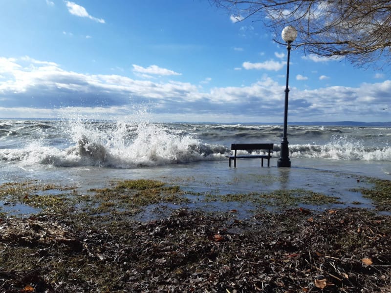Kibillent a Balaton a medréből a szélvihartól – videó