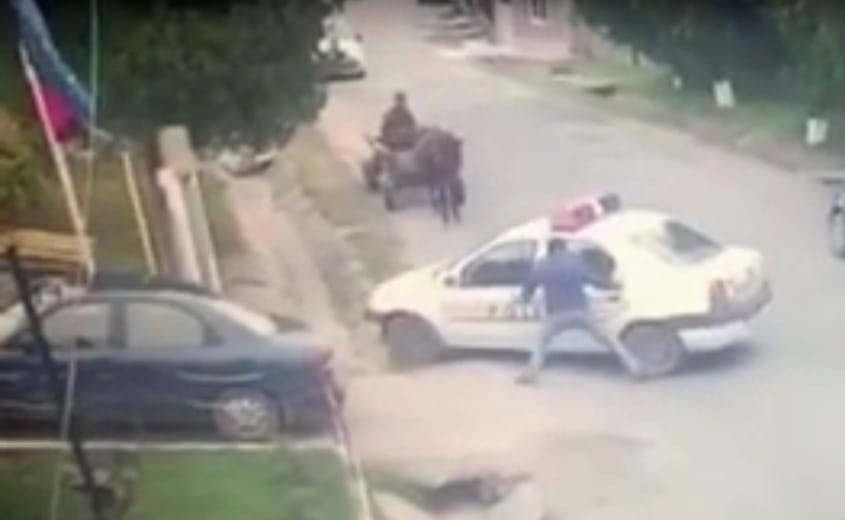 Most már ez a román rendőr is tudja az autózás alapszabályát – videó