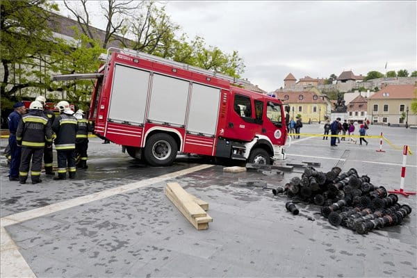 Beszakadt Eger főterének burkolata egy tűzoltóautó alatt – fotók