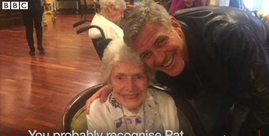 George Clooney meglátogatta 87 éves rajongóját egy idősotthonban - videó