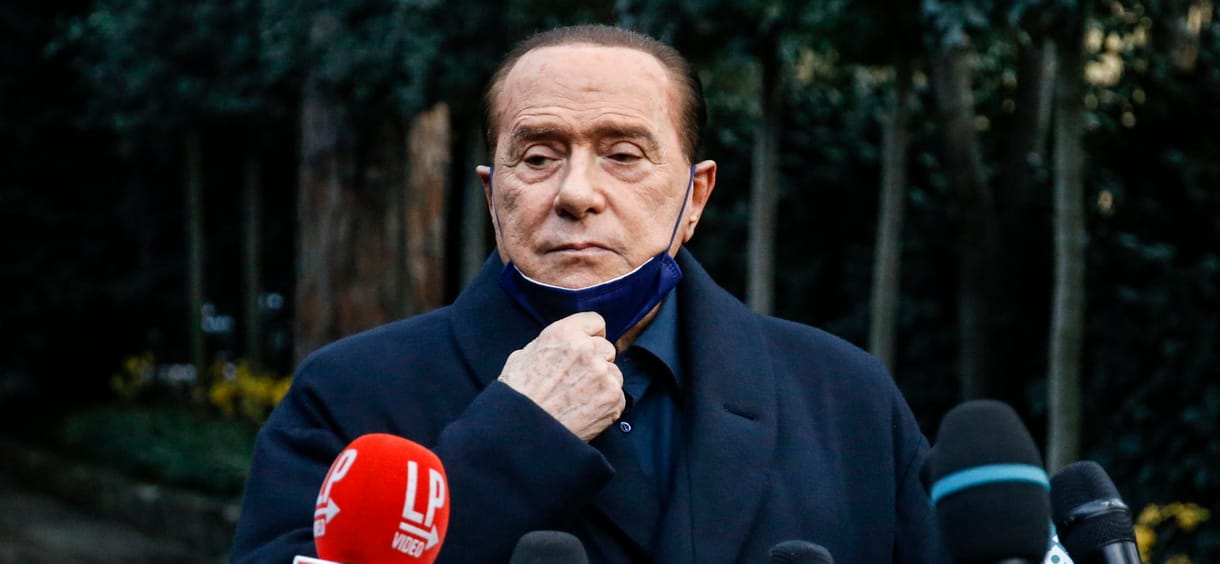 Egy busznyi prostituáltat ígért Berlusconi, ha csapata megveri a Milant vagy a Juventust – most betarthatja az ígéretét