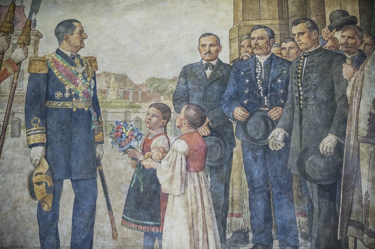 Fotók: Elképesztő Horthy-falfestmény került elő Kecskeméten