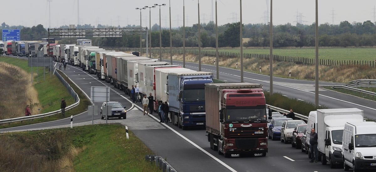Megint lehet haladni az M1-esen Hegyeshalomnál