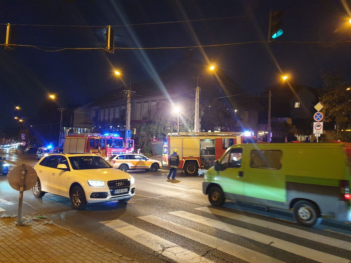 Autós ütközött motorossal a Szépvölgyi úton – mentők és tűzoltók a helyszínen