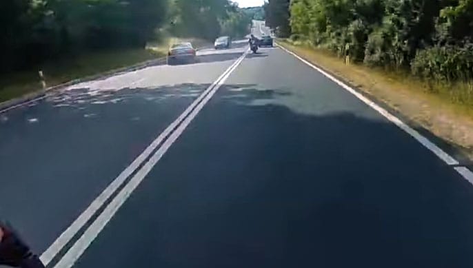 Félelmetes szabálytalanság-sorozatot vett fel egy motoros kamerája a 8-as úton 