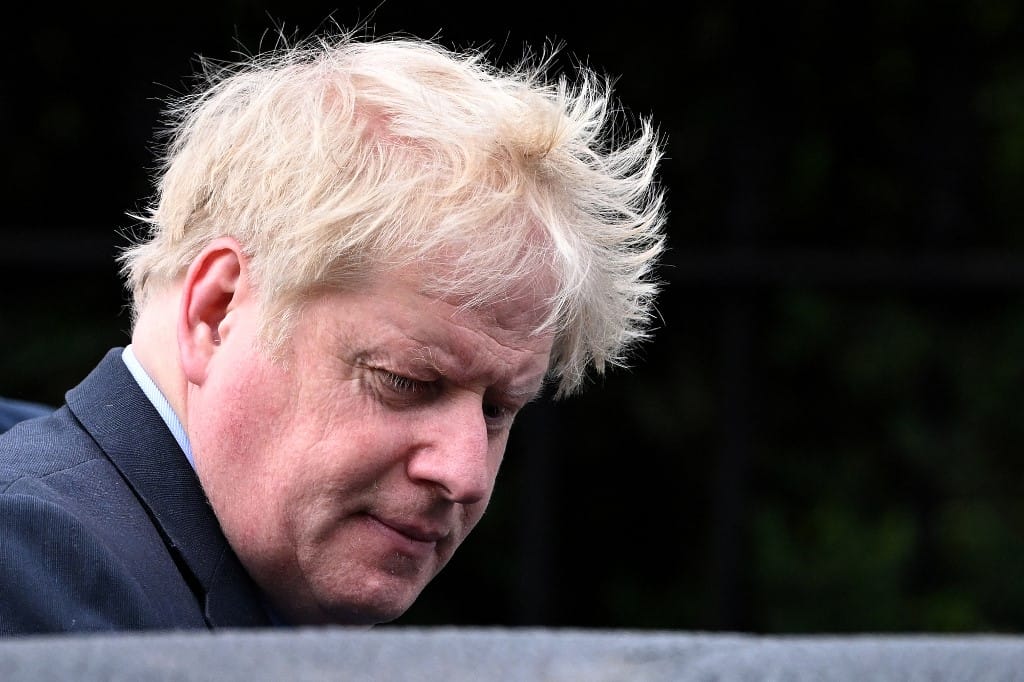 A felesége levideózta, amint Boris Johnsont megcsipkedi egy strucc