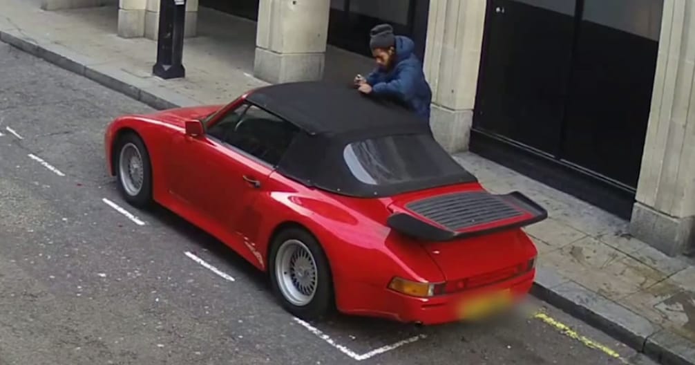 Kamera előtt vágta fel egy Porsche tetejét egy tolvaj
