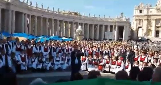 Így hangzik a Székely Himnusz a római Szent Péter téren (videó)