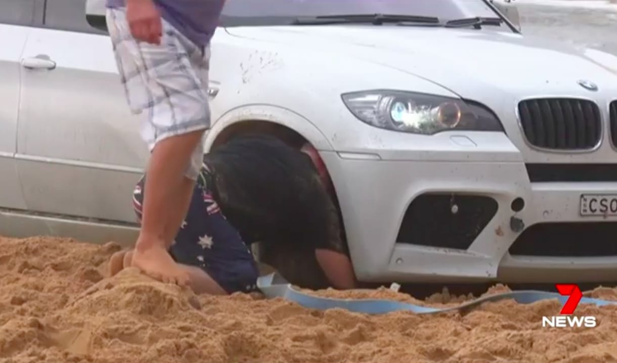 Tengerparon kocsikázott a BMW-s, végül egy traktornak kellett kimentenie – videó