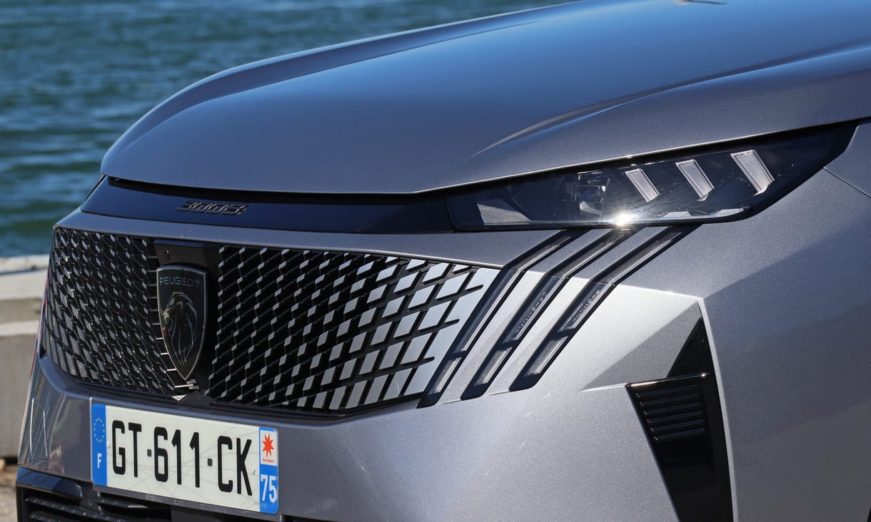 Magyarországon az erős dupla motoros új Peugeot villanyautók
