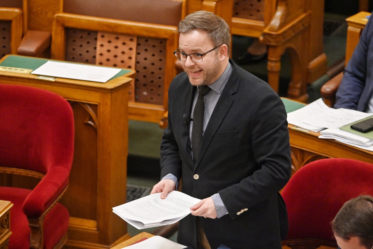 Itt a Lex Orbán Balázs: egyedi fizetés és diplomata-útlevél a politikai igazgatónak