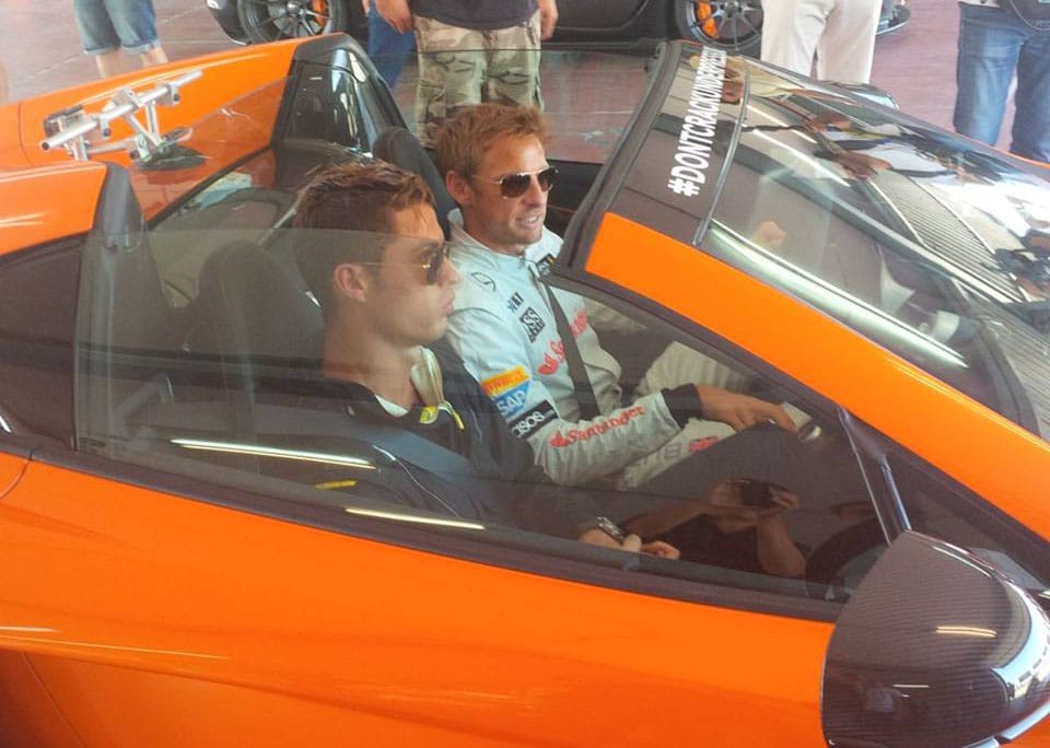 Button megautóztatta Cristiano Ronaldót egy utcai McLarennel