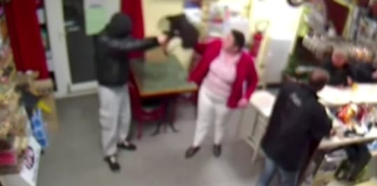 Videó: így üldözte el a rablót a boltból a bátor francia nő