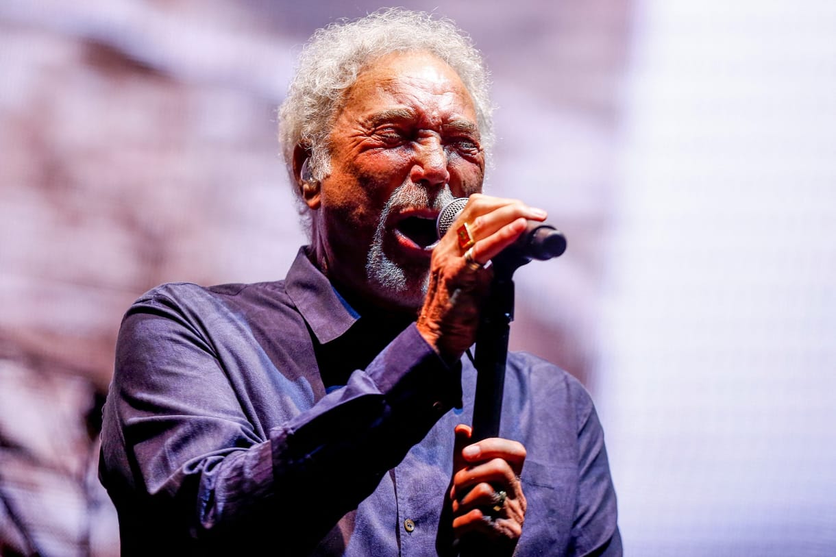 Nyolcvanon túl is uralja az időt, és hamarosan Budapestre érkezik Tom Jones