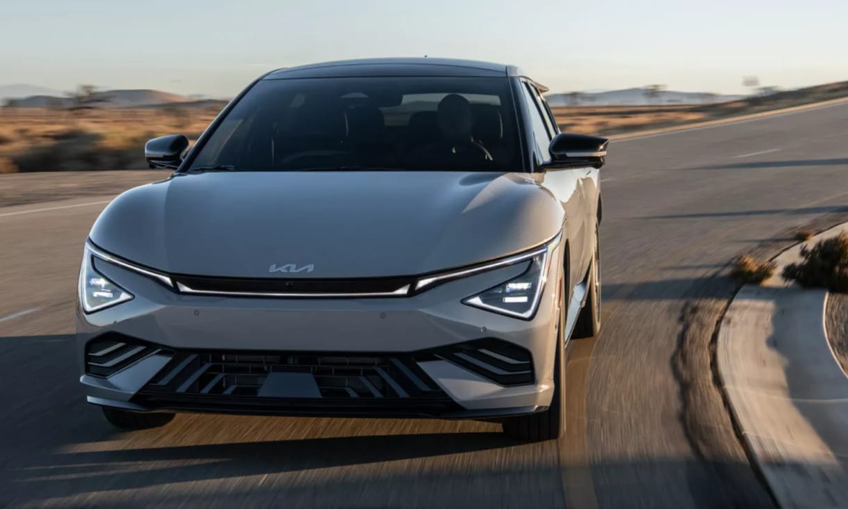 Kamu váltó és mű motorhang a 650 lovas új Kia EV6 GT villanyautóban