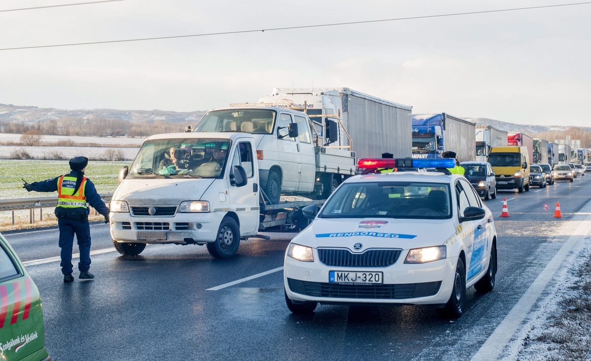 Bajok voltak az M1-esen a jeges út miatt