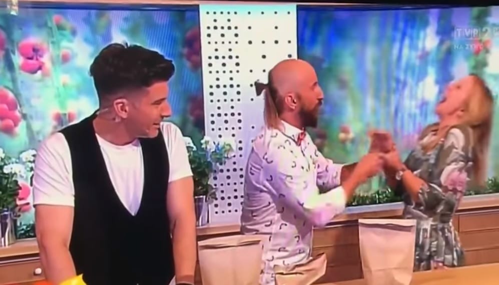 Videó: Nagyon félrement egy bűvésztrükk a lengyel tévében