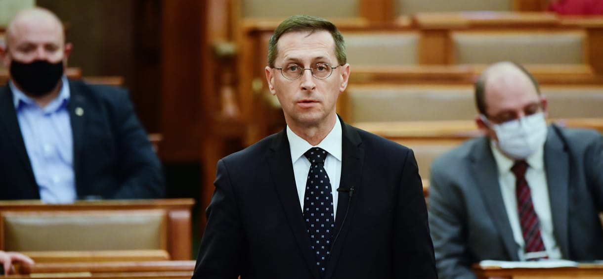 És akkor már meg sem próbál úgy tenni a kormány, mint ha tartható lenne a költségvetés