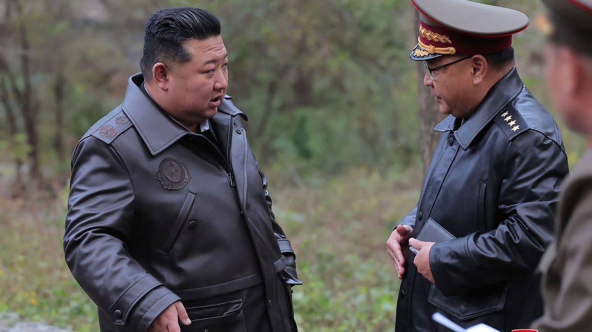 Rakétákat tekintett meg a bőrkabátos Kim Dzsongun