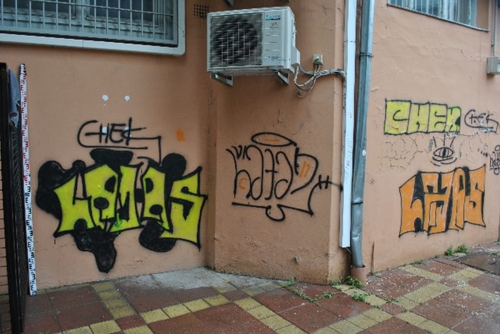 Elkaptak négy fiatalt, akik nagyon csúnya graffitikkel szórták meg Szekszárdot - fotók