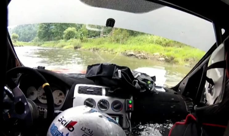 Az még a raliban is ritkán van benne, hogy süllyedő kocsiból kell menekülni - videó