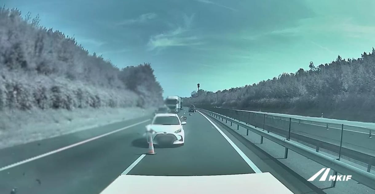 A volt a szerencséjük, hogy ütközésnyelőknek hajtottak, és nem teherautónak – videó