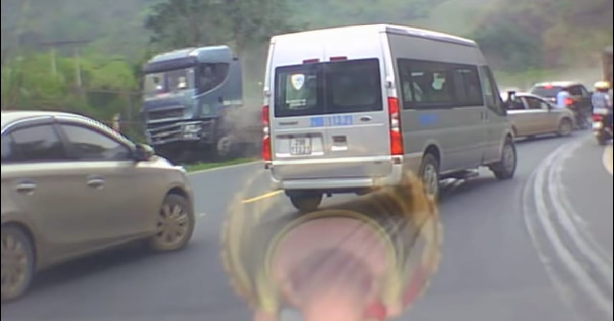 Irányíthatatlanná vált a kamion, komoly pusztítást végzett – videó