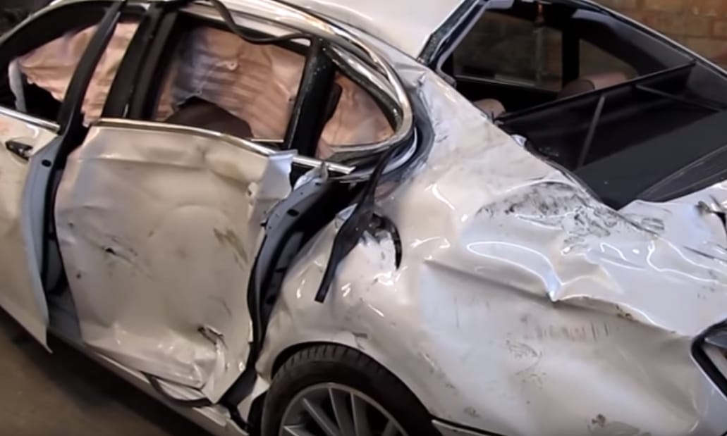 Élet a halál után: így pofoznak ki egy totálkáros 7-es BMW-t – videó