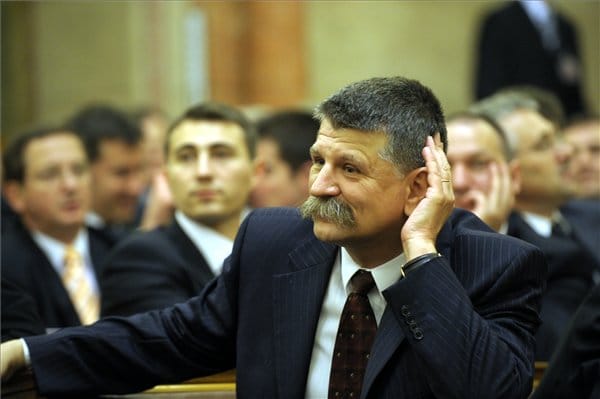 Megmagyarázta a Fidesz, miért tiltanak ki újságírókat a parlamentből