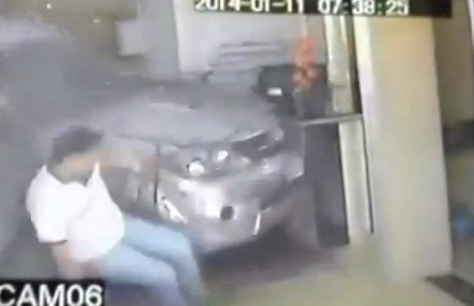 Ilyen, amikor egy Toyota ront be a hotel recepciójára – videó