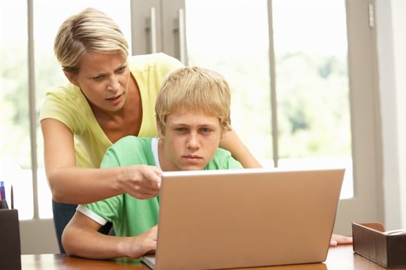 Mégis, mit csinálnak a szülők a Facebookon?