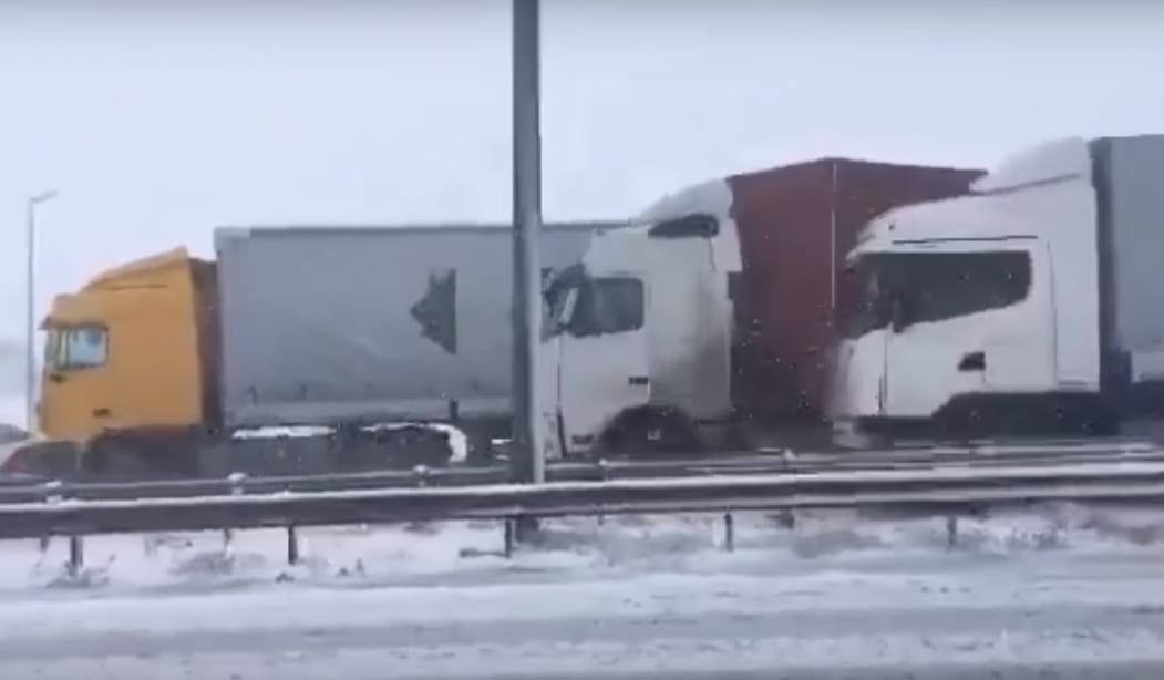 Kamionnal sem egyszerű a havas úton közlekedni – videó