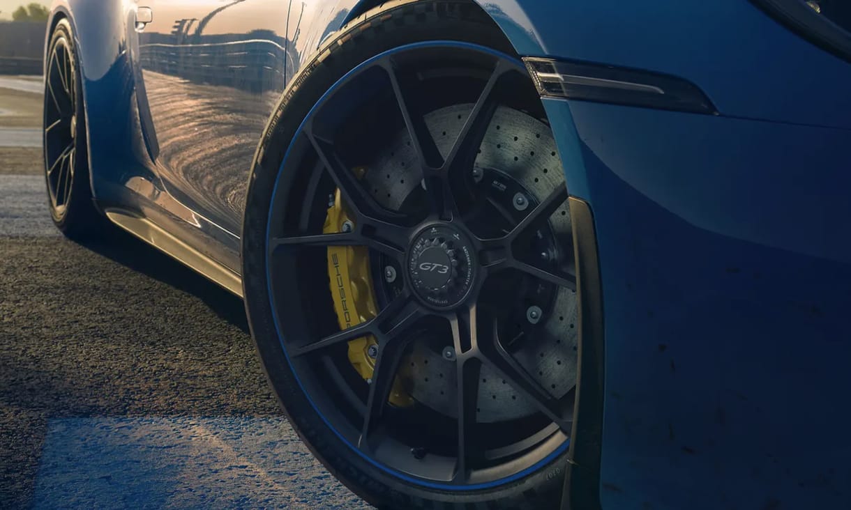 Így hasít bőven 300 km/h felett az autópályán a Porsche 911 GT3 – videó