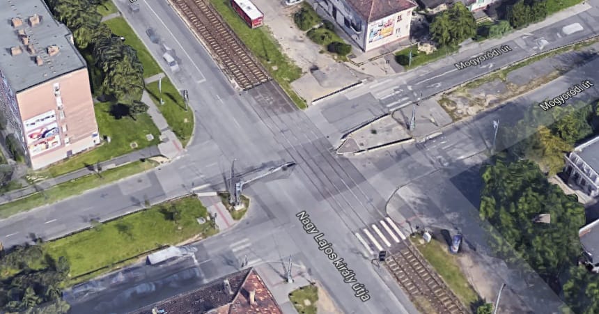 Két főutat bénított le a villamossal ütköző kisteherautó