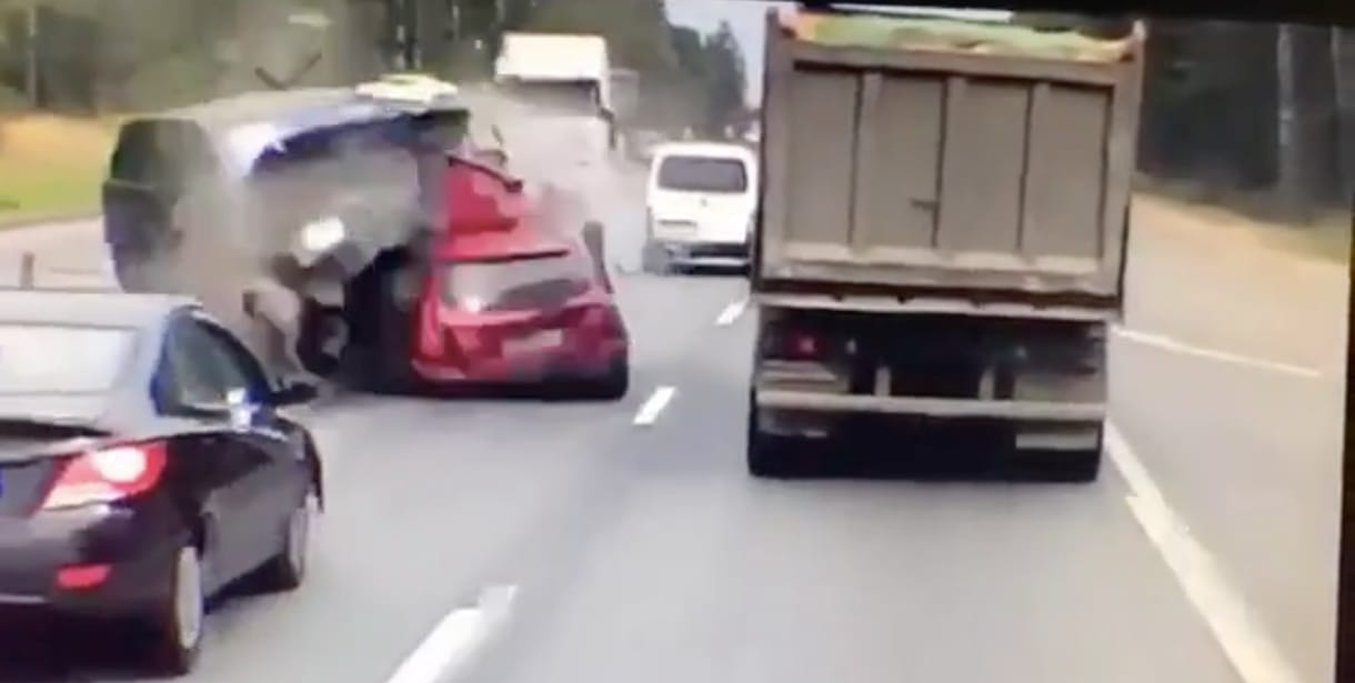 Horrorbaleset Oroszországban: letarolta a Range Rover a Mitsubishit – videó