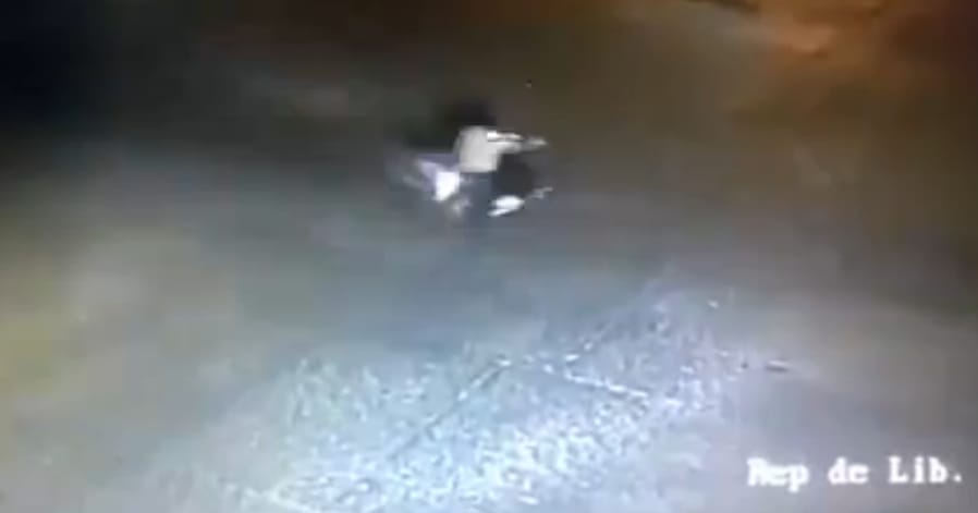 Videó: Ennél durvább és őrültebb motoros balesetet ritkán látni