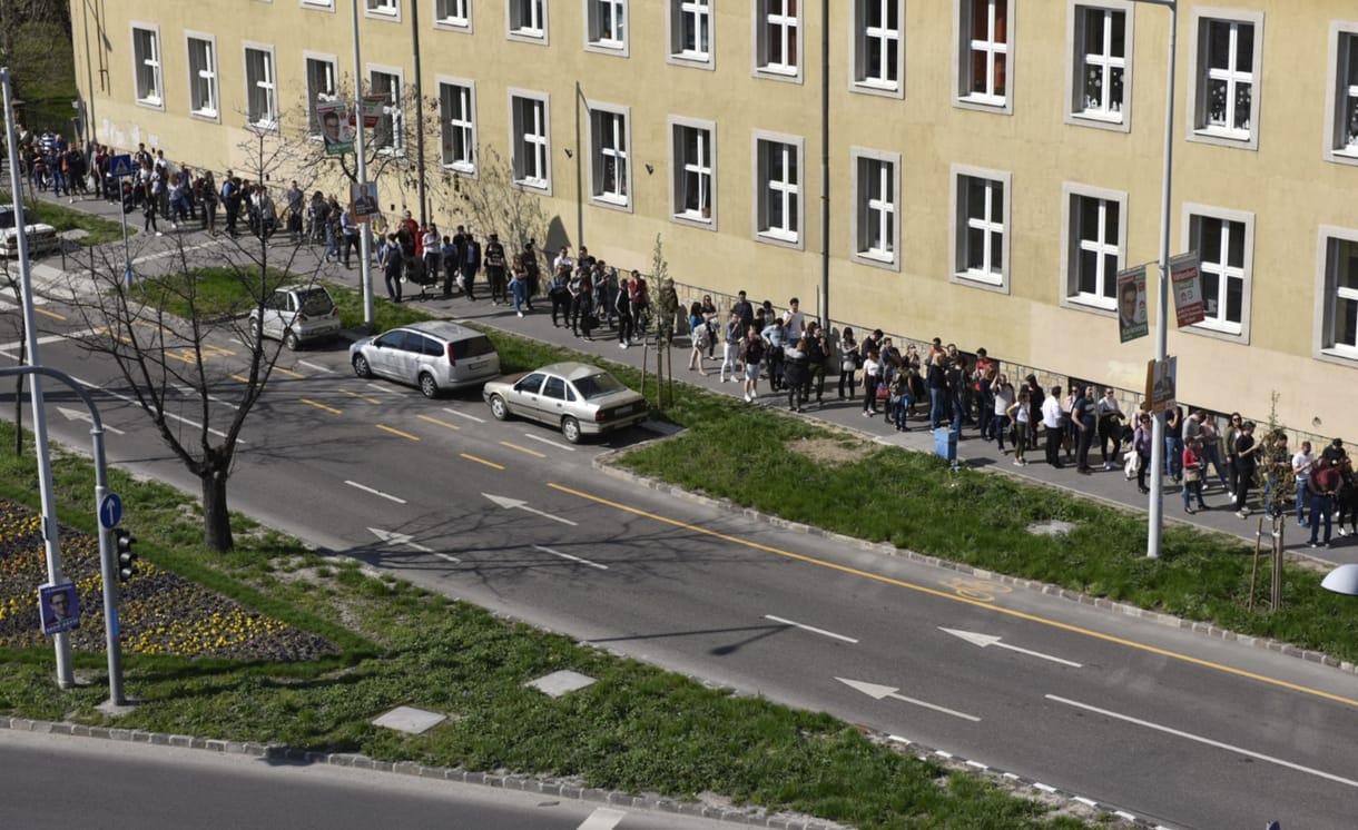 Videó: A Bocskai úton órákat kell várni a szavazásra