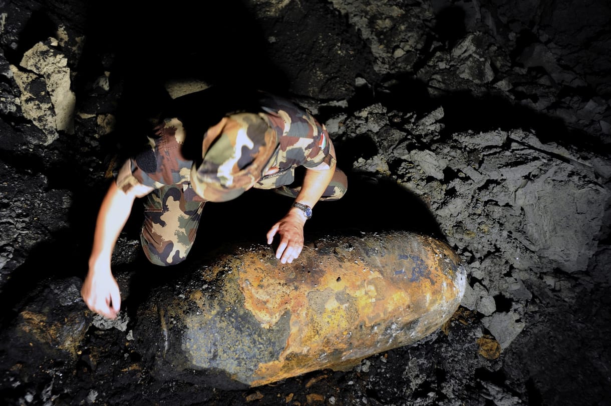 Fotók: fürdőkád méretű bombát ástak ki az éjjel az Infoparknál