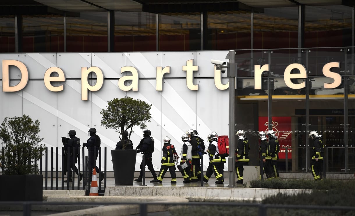 Mégis terrorakció: ezek voltak a párizsi reptéren lelőtt támadó utolsó szavai