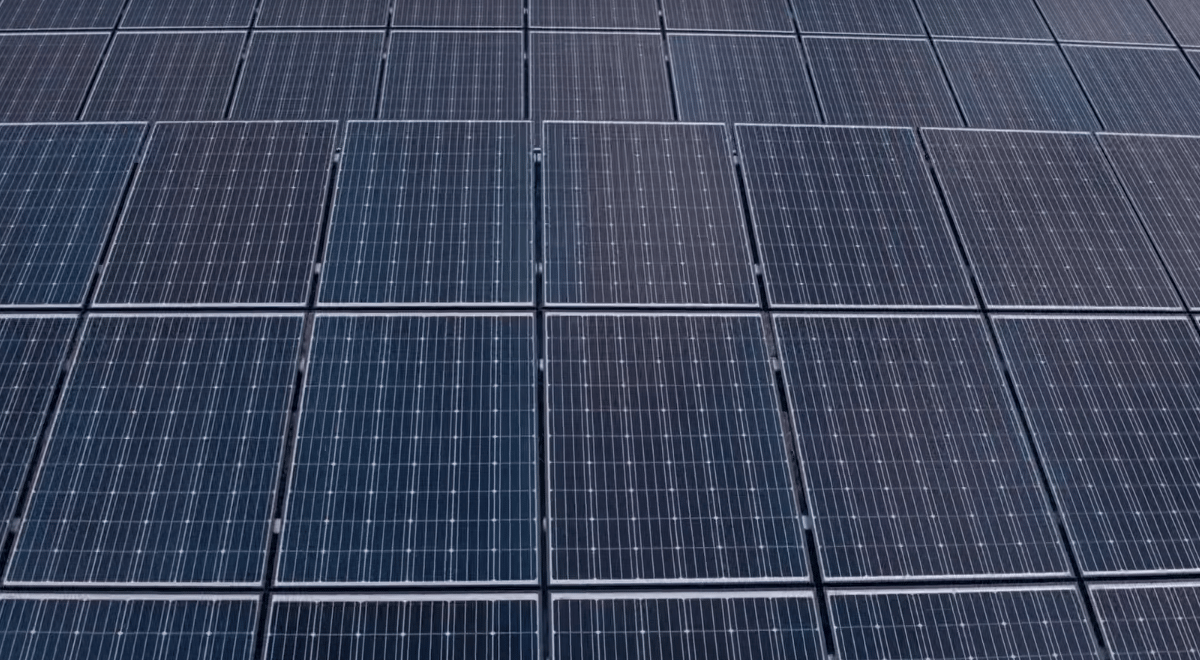 Nézze, a Tesla megmutatja: így lehet 600 embert teljes egészében ellátni ingyen árammal
