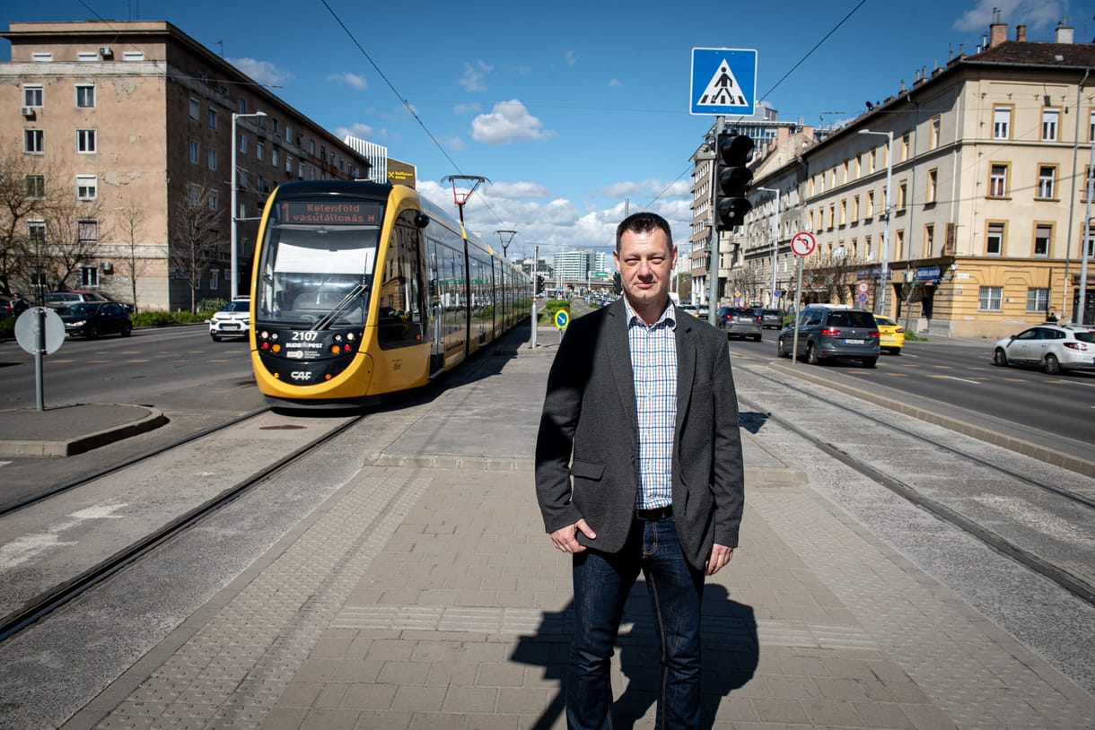 Utolsó pillanatban rántotta el az öngyilkosságra készülő nőt a villamos elől egy budapesti rendőr – videó