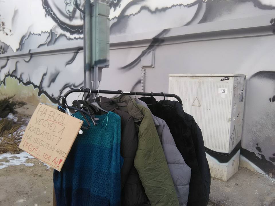 A pécsi Irgalmas Rendnek nem tetszett a rászorulóknak gyűjtött kabátok látványa