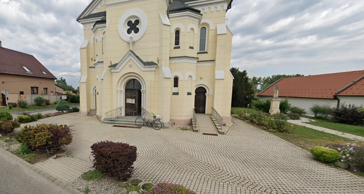 Álbombát találtak a hegykői templom előtt szilveszter éjjelén, egy helyi férfit elfogtak