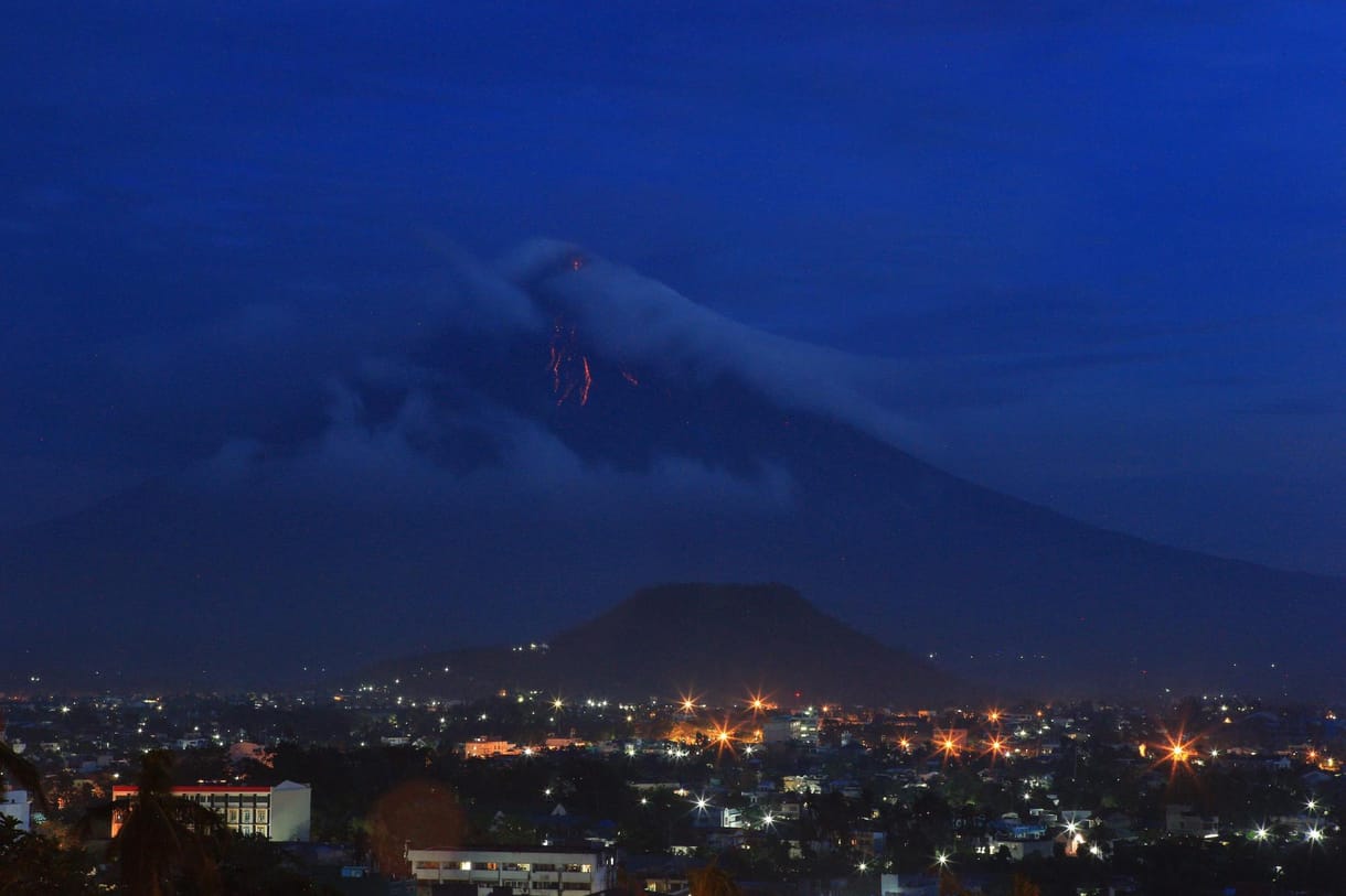 Festői fotót készítettek a Mayon vulkánból ömlő láváról